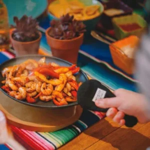 World Of Flavours Poêle à Fajita En Fonte Avec Plateau De Service En Bois-noir 14